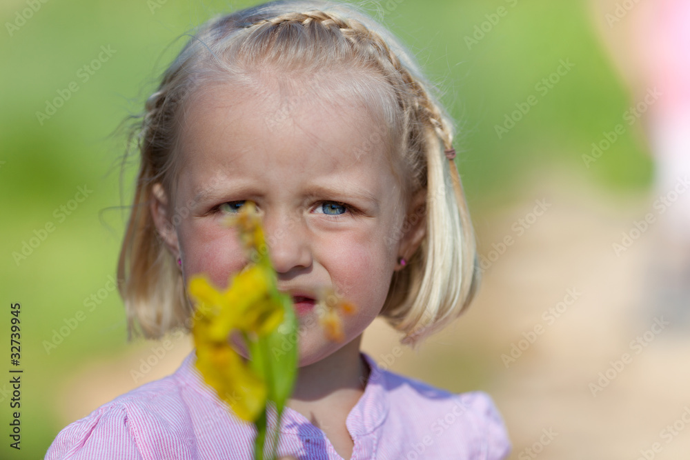 kleines mädchen schaut unglücklich kleines mädchen schaut unglücklich
