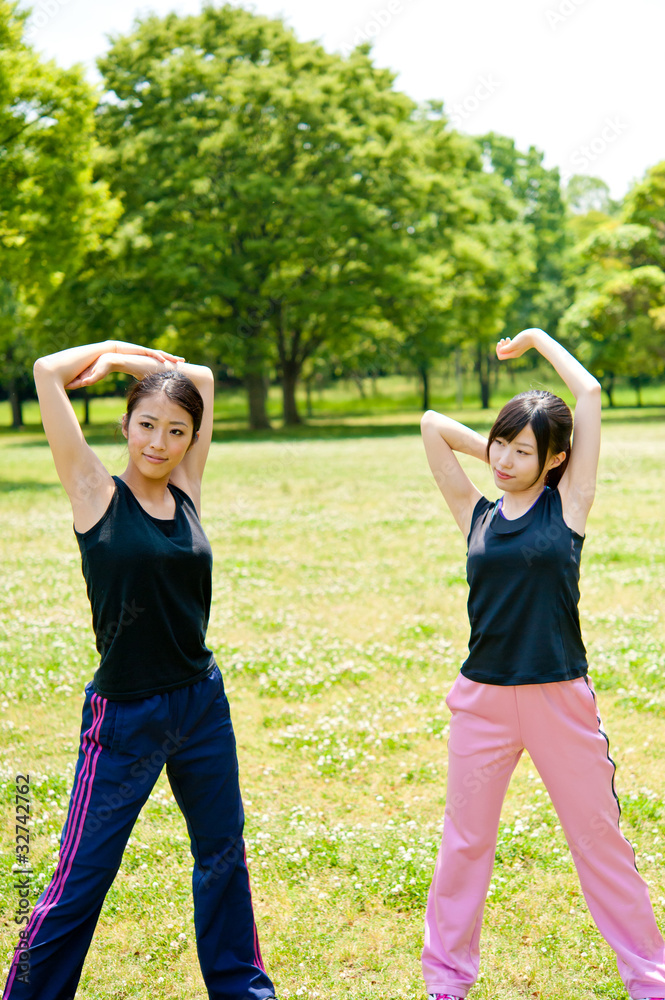 Obraz premium beautiful asian women exercising in the park