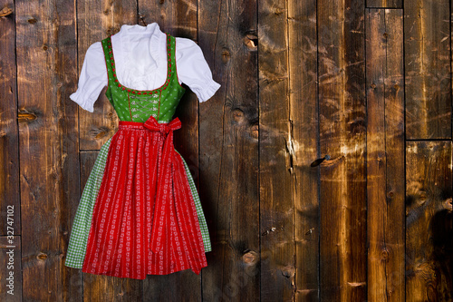 Dirndl auf Holzwand