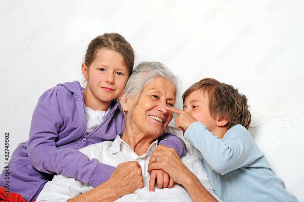 Oma und Enkelkinder