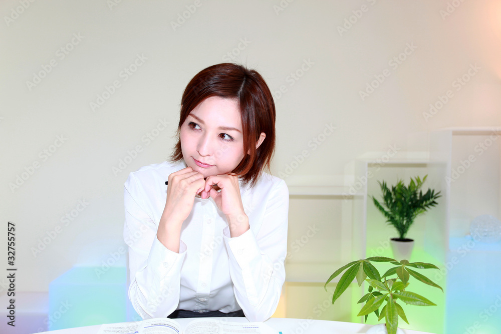 考え事をしているオフィスレディー