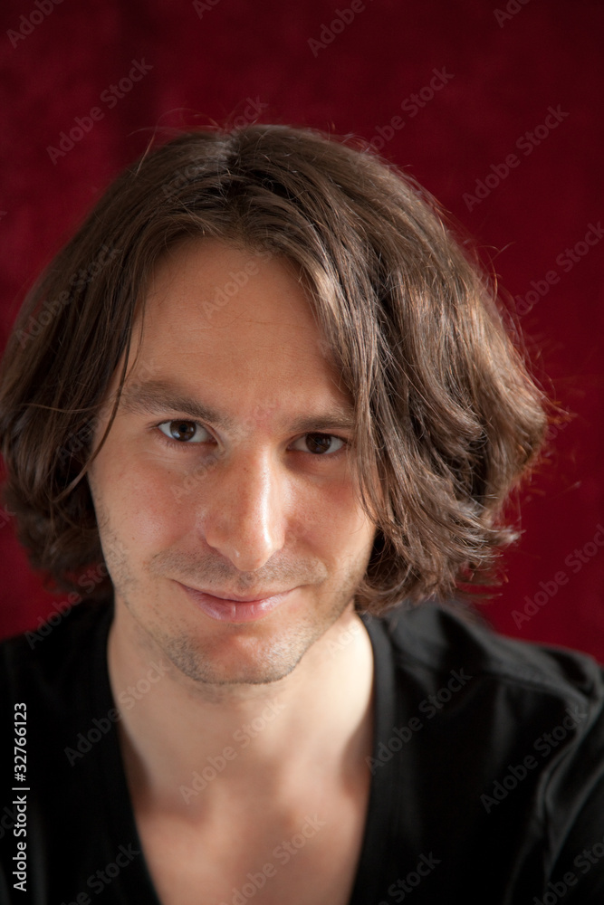 junger mann mit halbernstem blick junger mann mit halbernstem blick