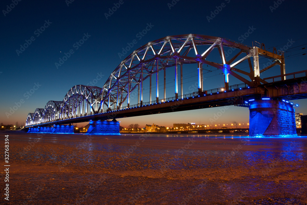 Obraz premium Railway bridge at night
