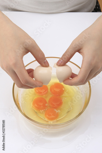 卵を割る女性