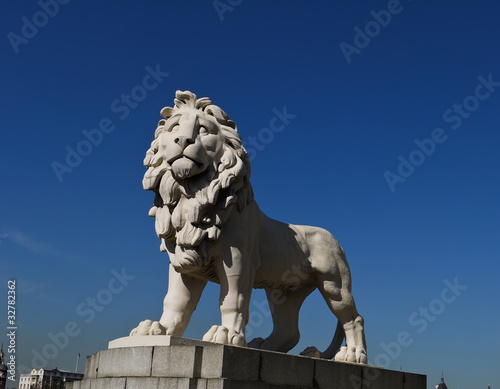 White lion statue guarding in London © thaifairs