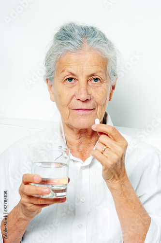 Tablette mit Wasser einnehmen