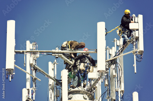 Obraz na płótnie Crew installing antennas w salonie