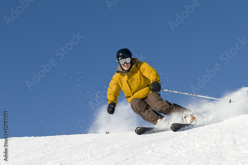 sportlich skifahren auf perfekter Piste