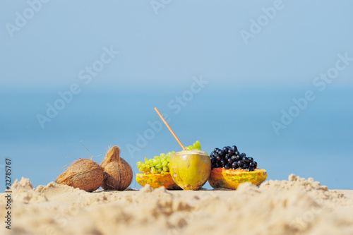 Obraz na płótnie Fruit on the sandy beach w salonie