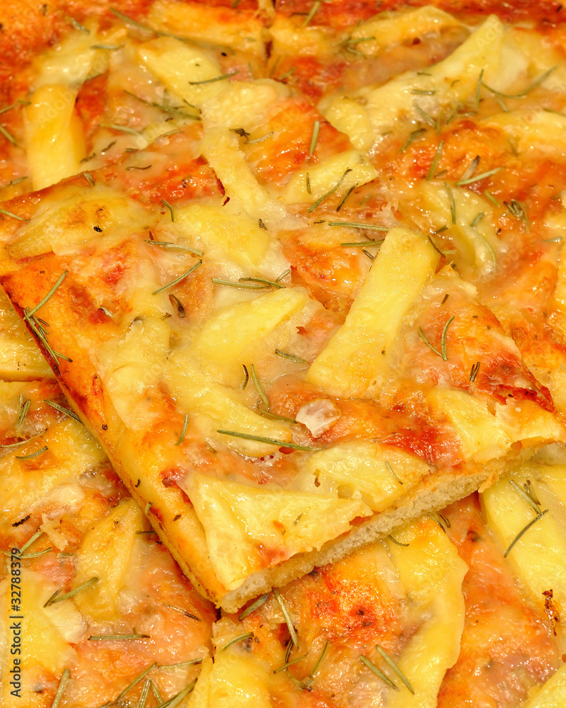 Tranci di pizza al prosciutto cotto, patate e rosmarino Tranci di pizza al prosciutto cotto, patate e rosmarino