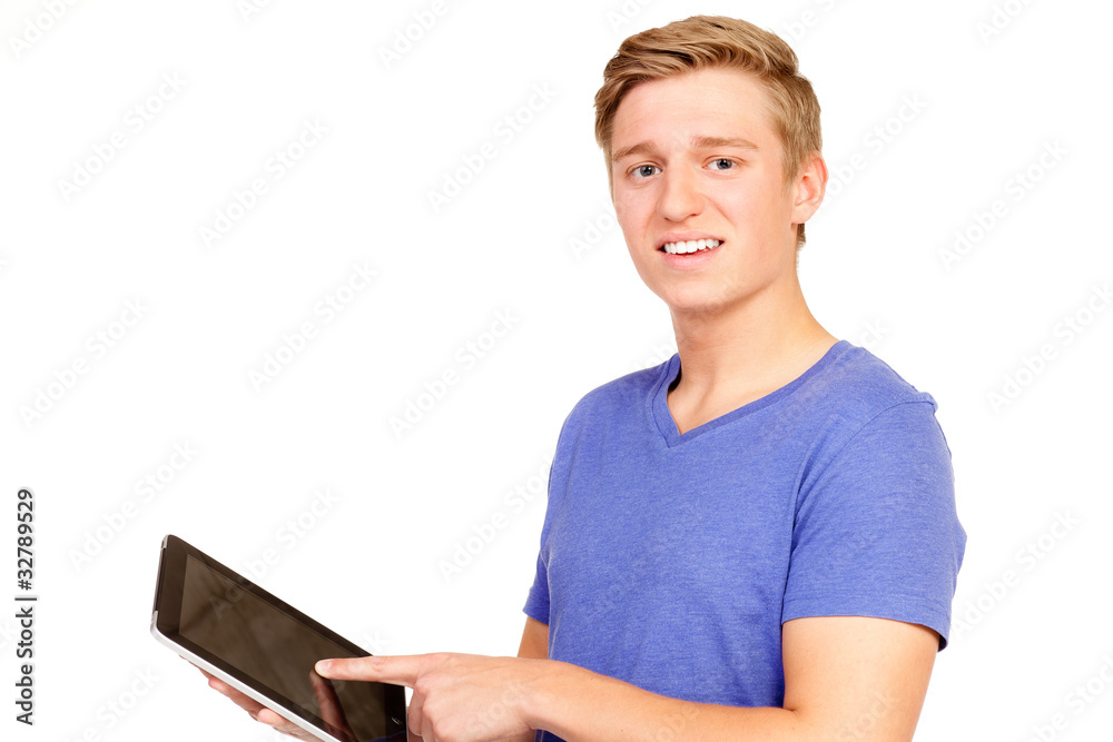 freundlicher junger mann zeigt auf einen bildschirm