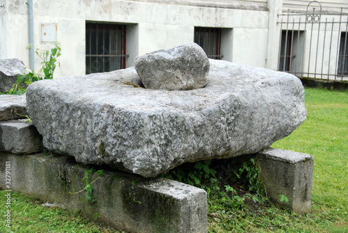 Fotografija Stone cover of a cloaca (sewage system)