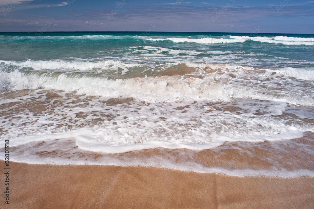 Ocean waves an the sandy beach