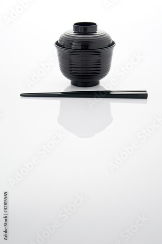 白背景に和食のお椀と箸