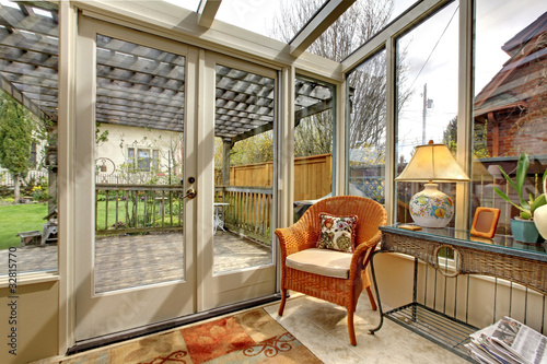Foto Garden room wall with clhair and deck
