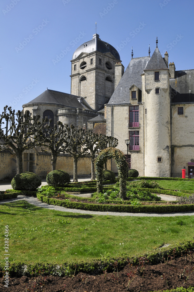 Jardins et église Notre Dame d'Alençon en France