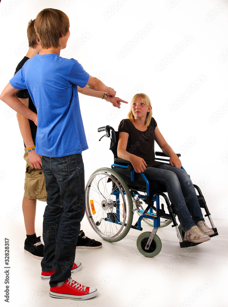 Fototapeta premium Rollatuhl auslachen Mädchen