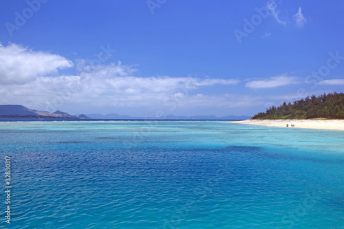水納島の澄んだ海と広い空 © sunabesyou