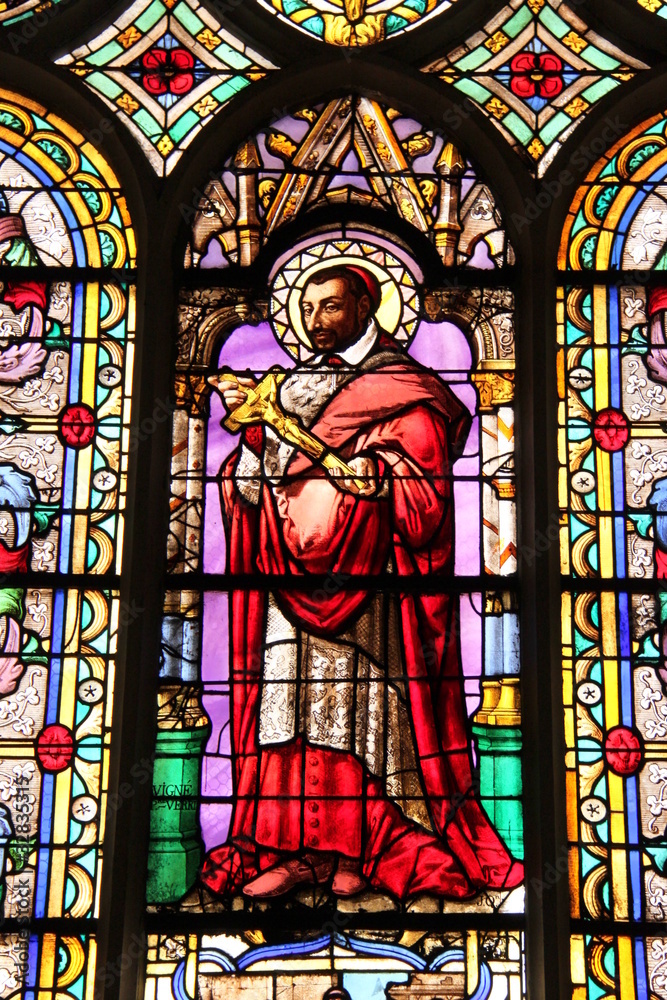Cardinal, vitrail de l'église Saint-Germain-l'Auxerrois à Paris