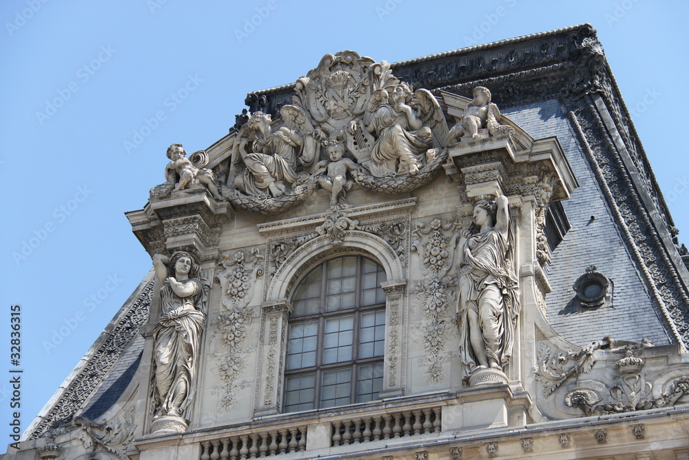 Fenêtre du Musée du Louvre à Paris	