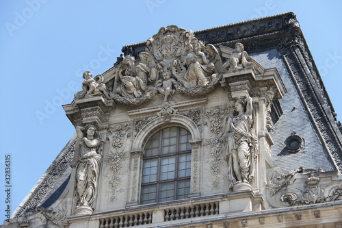 Fenêtre du Musée du Louvre à Paris 