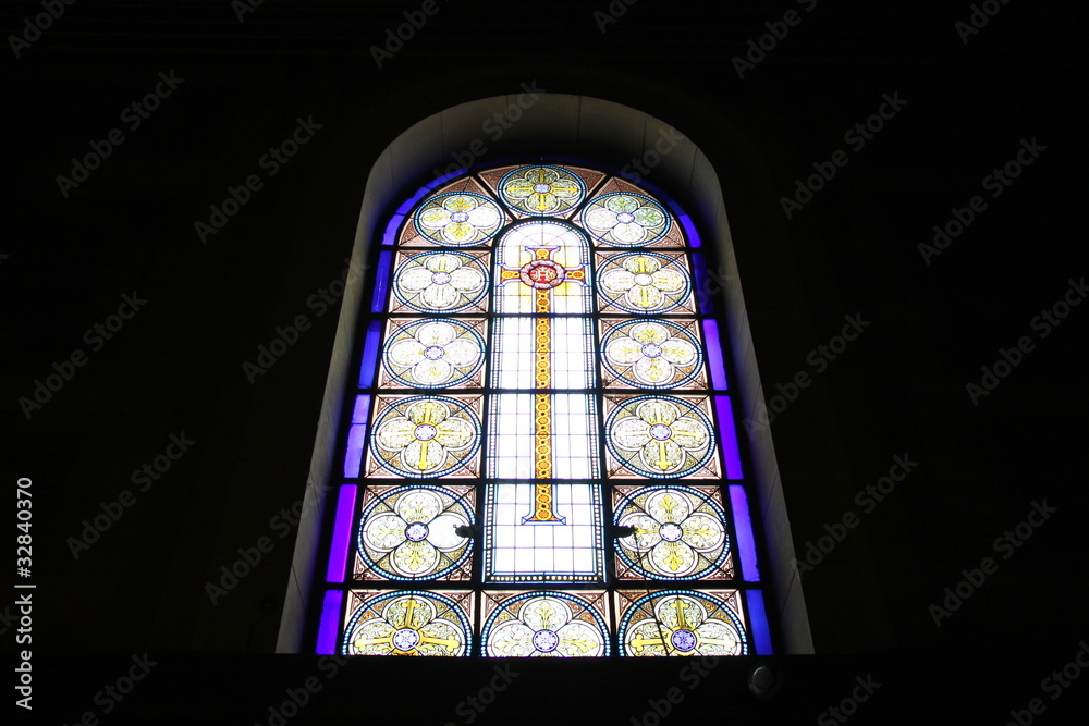 Croix d'un vitrail d'église à Paris