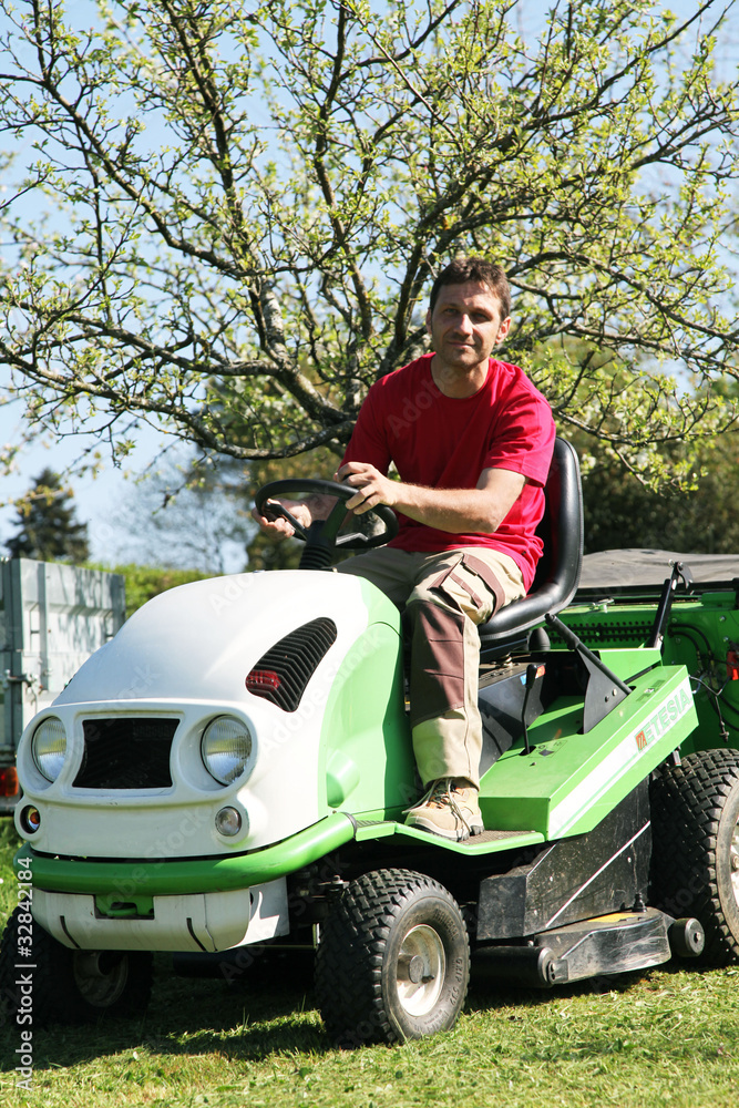 Fototapeta premium jardinier, pépiniériste, paysagiste tond
