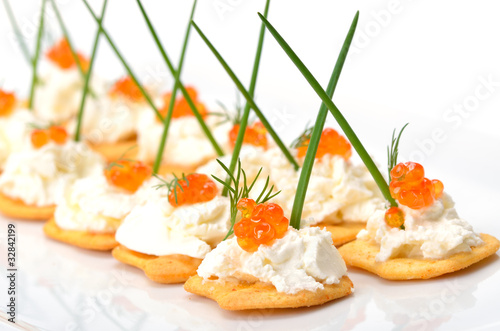 Dekorative Partysnacks mit Kaviar und Frischkäse photo