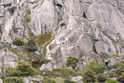 Escaladores ascendiendo el Pico de la Miel  Madrid