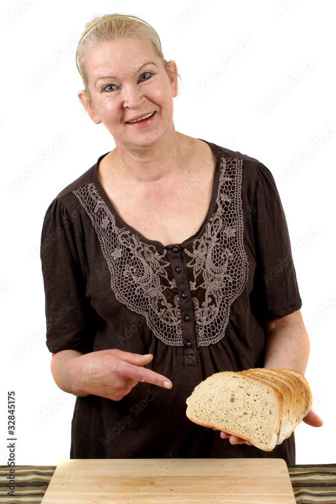 Hausfrau zeigt auf ein paar Scheiben Brot
