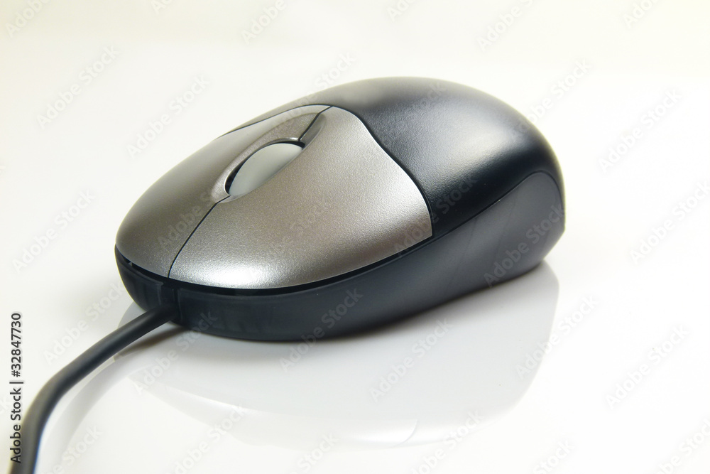 Computer mouse on white background / Computermaus auf weißem Hin Computer mouse on white background / Computermaus auf weißem Hin