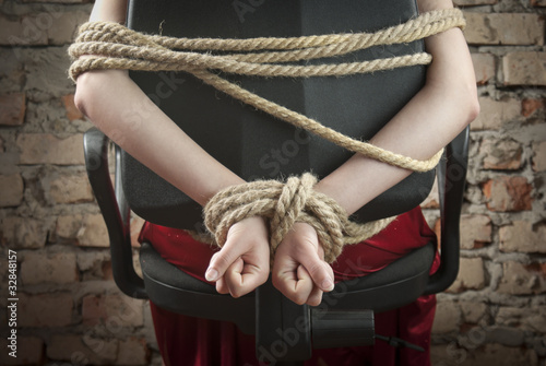 Obraz na płótnie Hands tied up with rope w salonie