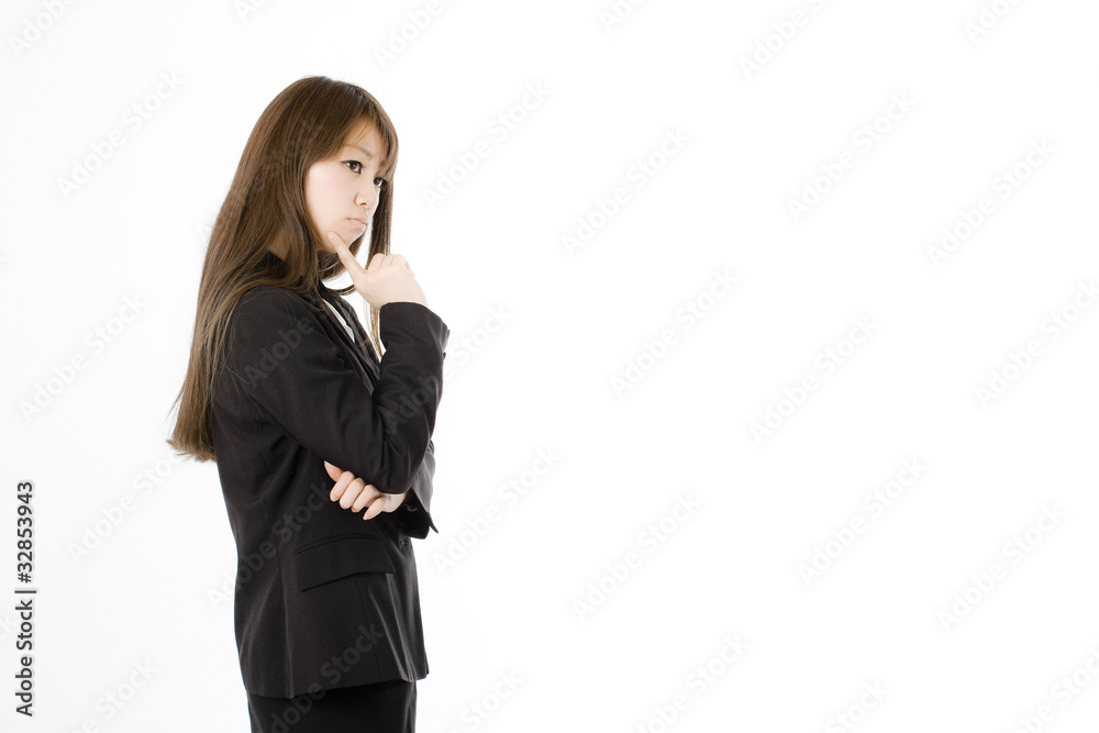 腕組みする女性社員