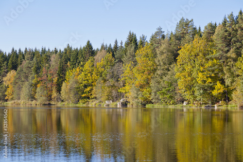 Fototapeta Naklejka Na Ścianę i Meble -  Autumn colors in the lake