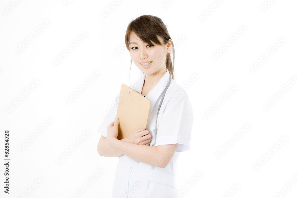 カルテを持つ医療従事者