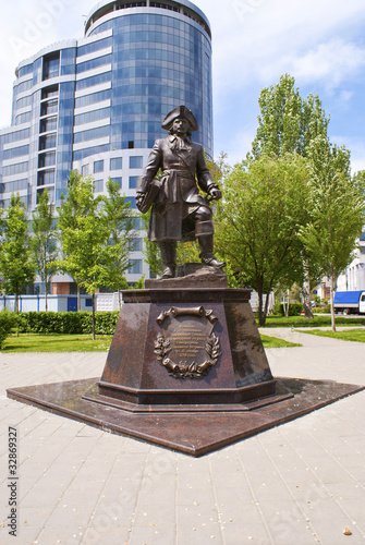 Памятник таможеннику на набережной