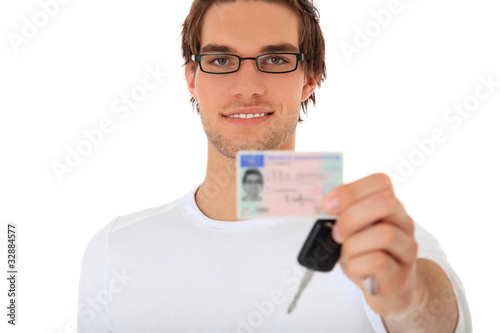 Fahranfänger zeigt stolz seinen Führerschein