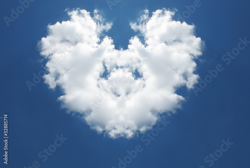 Сердце из облаков в голубом небе