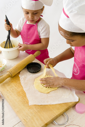 Cuisine - enfants préparant un gâteau