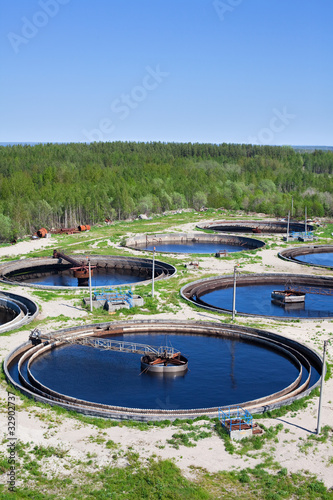 Biological water treatment plant with a round settlers
