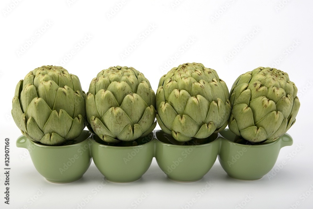 Obraz premium Raw artichokes in a line