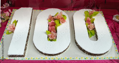 torta per il compleanno dei cento anni