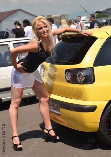 Fotografia woman with tuning car