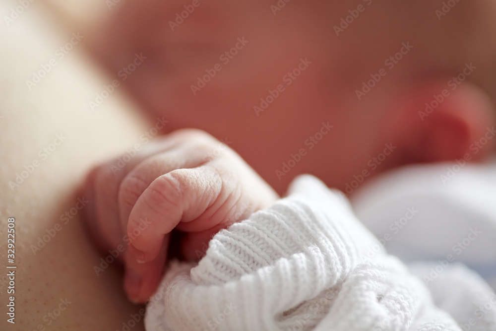 Baby trinkt an Brust Stock Photo | Adobe Stock