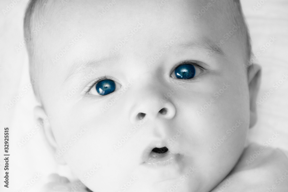 Babyportrait Erstaunter Gesichtsausdruck und blaue Augen StockFoto Adobe Stock