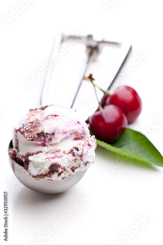Obraz na plátne Eislöffel mit Eis und Kirschen