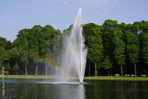Acqua con arcobaleno