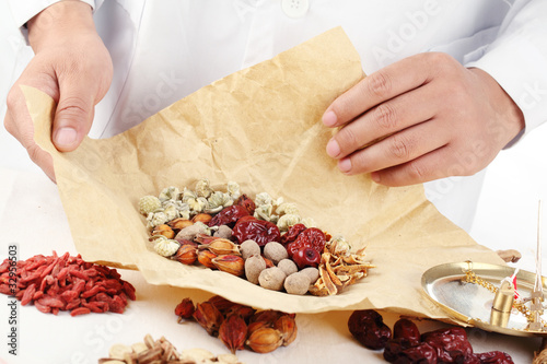 Fotografie Doctor wrapping Chinese traditional herbal medicine.