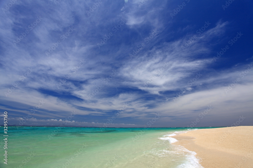 水納島の美しく澄んだ海と白い雲