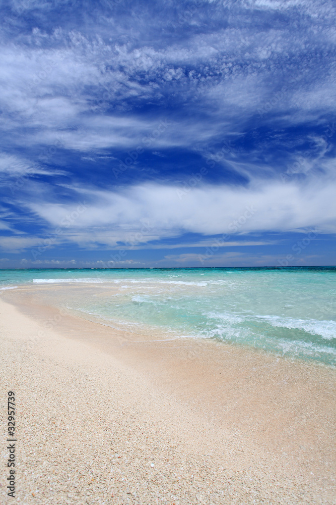 ナガンヌ島の美しく透明な波と青く広い空